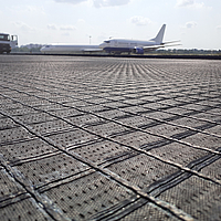 La griglia HaTelit stabilizza la pista di rullaggio degli aerei prima dell'asfaltatura