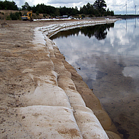 Primo piano dei sacchi SoilTain come protezione costiera in riva al lago