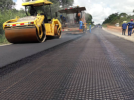 L'asfalto viene applicato con una macchina catramatrice e poi compattato con un rullo su HaTelit G