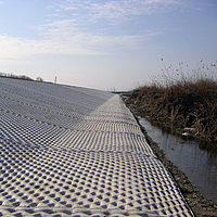 Sacchi di sabbia per la protezione delle sponde ai margini del fiume