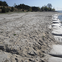I sacchi SoilTain in azione come protezione costiera su una spiaggia sabbiosa