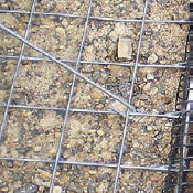 Elementi di cassaforma in acciaio riempiti di piccole pietre