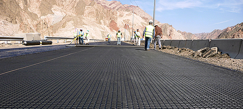 Installazione facile e sicura con rivestimento bituminoso e guida all'installazione Installazione semplice e sicura grazie al rivestimento bituminoso e all'ausilio per l'installazione