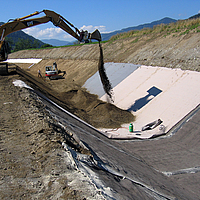 Bacino di ritenzione delle acque piovane con copertura in tappetino di cemento sui lati della sponda per prevenire l'erosione