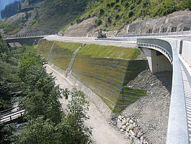 Geogriglia ecologica Fortrac T per la stabilizzazione di pendii accanto a una strada, realizzata in PET riciclato al 100%.