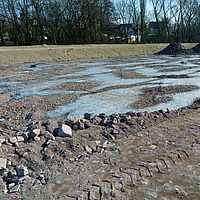 Griglia Basetrac parzialmente coperta da macerie in un cantiere edile