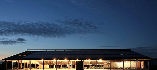 Illuminazione Lubratec® per il vostro fienile - Luce diurna naturale e illuminazione LED efficiente La stalla illuminata con il sistema Lubratec® favorisce la produzione di vitamina D e aumenta la vitalità degli animali.