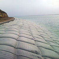 Sacchi di sabbia in riva al mare per proteggere le sponde