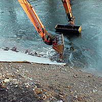 Installazione di tappeti in calcestruzzo e fissaggio tramite un revetment coerente sul lato della riva di un fiume