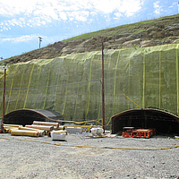 Protezione completa di una parete montuosa con Minegrid per prevenire l'erosione e la caduta di rocce