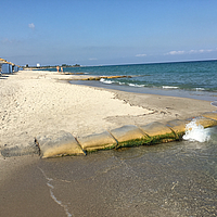 Sacchetti SoilTain sulla riva di una spiaggia sabbiosa turistica