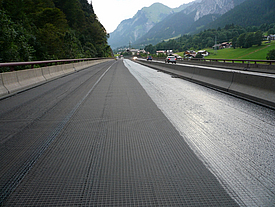 Parte di un'autostrada rinforzata con geogriglia HaTelit