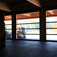 Vista interna di un Lubratec Stabitor da un magazzino con balle di paglia