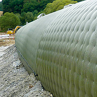 Vista ravvicinata della protezione della conduttura da parte della copertura Incomat® Pipeline Cover