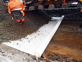 Posa in opera di geosintetici per il rinforzo del sottofondo di una linea ferroviaria