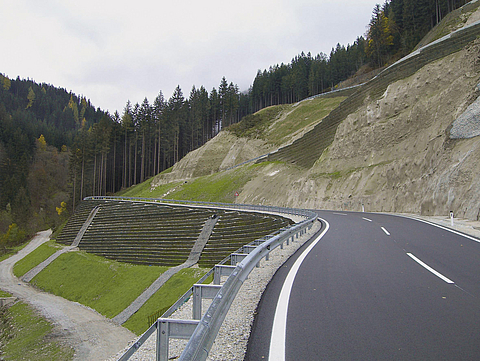 Stabilizzazione dei pendii con Fortrac Natur su una strada in Austria