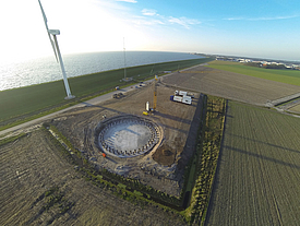 Piattaforma di lavoro rinforzata per l'inizio della costruzione della turbina eolica al Parco Eolico di Zuidwest