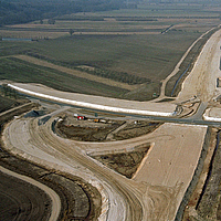 La vista a volo d'uccello del cantiere di uno svincolo autostradale mostra l'utilizzo del geotessuto Stabilenka