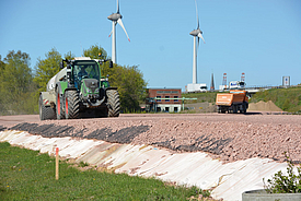 La strada di cantiere temporanea percorsa da un trattore