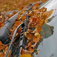 Tergicristallo per veicoli con soluzioni di protezione da fogliame, neve e foglie