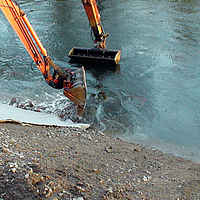 Lavori di scavo a bordo acqua per le misure di protezione delle sponde