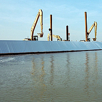 Installazione del film geotessile nel porto
