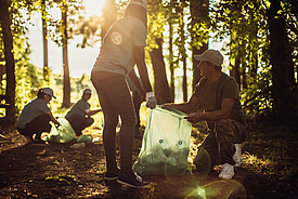 I volontari raccolgono bottiglie di plastica nella foresta per realizzare le eco-geogriglie Fortrac T in PET riciclato al 100%.