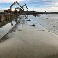 Tubi SoilTain completamente installati nel porto come protezione costiera e delle sponde