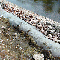 Geotessile non tessuto e pietre a bordo acqua per la protezione delle sponde