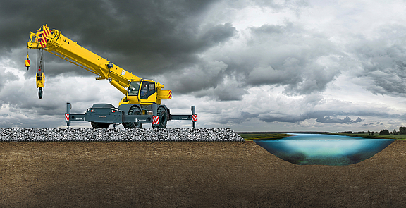 Gru su piattaforma di lavoro temporanea Gru su una piattaforma di lavoro temporanea realizzata con geosintetici per stabilizzare il terreno soffice del letto del fiume