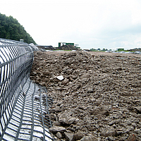 Primo piano del geocomposito Basetrac® Duo-C ricoperto di ghiaia