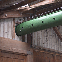 Primo piano della vista inferiore del tubo di ventilazione Tube Air in una stalla per mucche.