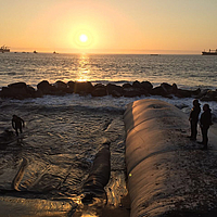 Due SoilTain Tubes al tramonto mostrano il controllo dell'erosione e la protezione delle coste