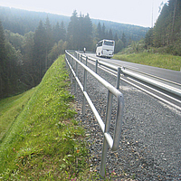 Strada federale direttamente su struttura portante ripida e rinforzata con geosintetici