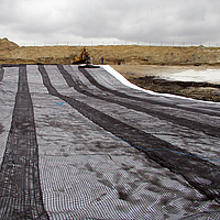 Stesura della geogriglia Basetrac Grid con una trave di sollevamento per il rinforzo dello strato di base in cantiere