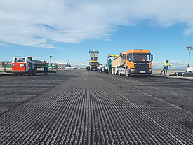 Il composito SamiGrid® sull'asfalto dell'aeroporto durante l'asfaltatura
