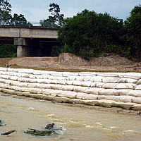 Sacchi di sabbia ai margini del fiume per la protezione delle sponde