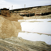 La geogriglia Stabilenka viene utilizzata per fissare un pendio in un cantiere.