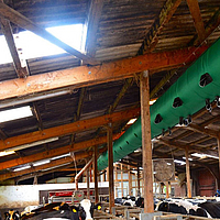 Vista dal basso del tubo di ventilazione Tube Air in una stalla per mucche