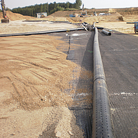 Protezione delle acque sotterranee nei cantieri: L'impermeabilizzazione di base HUESKER in uso