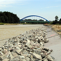 Installazione di stuoie per il controllo dell'erosione e di ripari per il controllo dell'erosione del canale Dortmund-Ems