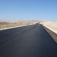 La strada incompiuta mostra lo strato di HaTelit senza pavimentazione in asfalto