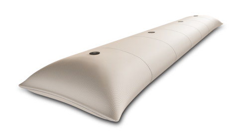 Groynes e frangiflutti con i sacchi SoilTain Due sacchi geotessili SoilTain che sporgono dalla terraferma verso il mare come innovativi frangiflutti