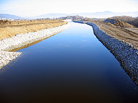 Canale idrico presso la centrale elettrica di Ritzersdorf, impermeabilizzato con materassi in calcestruzzo e rivestito con massi ciclopici