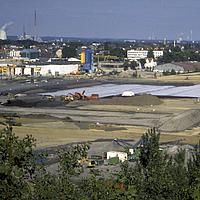 Un'area industriale dismessa che mostra segni visibili di contaminazione industriale prima della bonifica