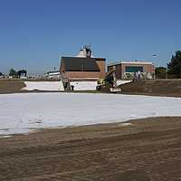 La stuoia di argilla bentonite Tektoseal® è parzialmente coperta dal terreno dopo l'installazione.
