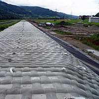 Fase di costruzione di una diga per la protezione dalle inondazioni e la manutenzione del serbatoio