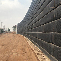 La parete è interamente rivestita di geogriglia Fortrac per garantire stabilità e sicurezza.