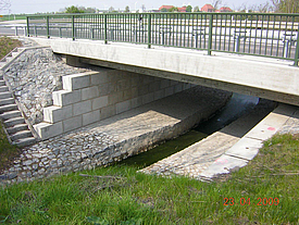 Realizzazione di una diga in terra come misura di ricostruzione di una sponda fluviale precedentemente erosa