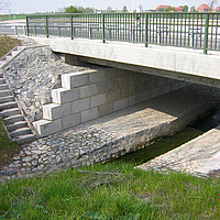 Spalla del ponte sul corso del fiume durante la riqualificazione della L71 - Huesker Projekte